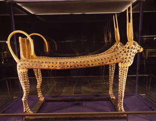 Dodenbed in de vorm van de heilige koe, uit het Graf van Toetanchamon (ca. 1370-52 v.Chr.) Nieuwe Koninkrijk, ca. 1336-1327 v.Chr.