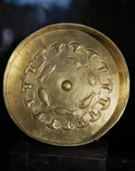 Gouden plaat. Geschenk van farao Thoetmoses III aan zijn generaal Djehouty. 18e dynastie, Nieuw Koninkrijk, Egypte. N 713 ...