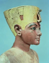 Hoofd van een pop van de jonge Toetanchamon met een compromis tussen de kroon van de koningen van Beneden-Egypte en de hoofdbedekking van Nefertiti