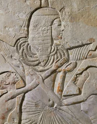 Horemheb met kinderen en ambtenaren (reliëf)