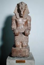 Knielend standbeeld van Amenhotep II (1427-1392 v.Chr.) met wijnoffers, uit Thebe, Nieuwe Koninkrijk, ca. 1450-1425 v.Chr.