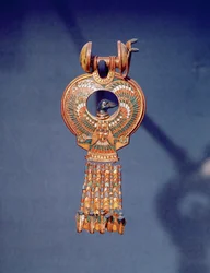 Linker oorbel van een paar oorbellen met een blauw vogeltje, uit het graf van Toetanchamon, Vallei der Koningen, Thebe, c.1347-37 v.Chr.