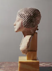 Linkerprofiel van het hoofd van een prinses uit de familie van Akhenaten, Nieuwe Koninkrijk (beschilderde kalksteen)
