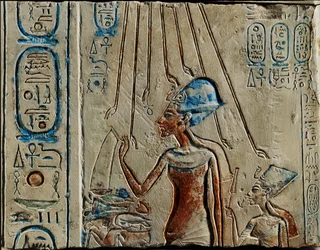 Farao Achnaton en Nefertiti offeren plengoffer aan God Aton