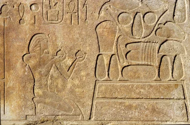 Koningin Hatsjepsoet (c.1503-1482 v.Chr.) knielend voor een tafel met offers, Tempel van Amon, Nieuwe Koninkrijk