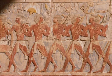 Reliëf dat een parade ter ere van de godin Hathor afbeeldt