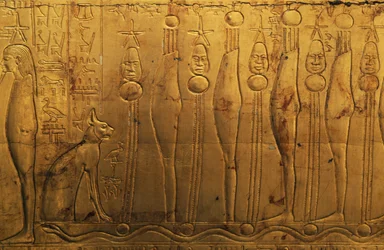 Reliëfs op bovenste register van rechter buitenpaneel van tweede begrafeniskapel, Schatkamer van Toetanchamon, Egypte, Egyptische beschaving, Nieuwe Rijk, Dynastie XVIII