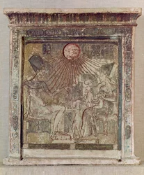 Stèle met de Aten die leven en voorspoed geeft aan Amenophis IV (Akhenaten) (c.1352-1336 v.Chr.) zijn vrouw, Nefertiti en drie van hun dochters, uit Tell el-Amarna, Nieuwe Koninkrijk, c.1353-1337 v.Chr.