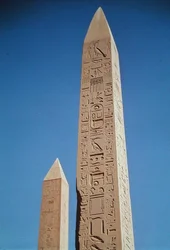 De obelisken van Thoetmosis I (1504-1492 v.Chr.) en Hatsjepsoet (1473-1458 v.Chr.) bij de Grote Tempel van Amon, Nieuwe Koninkrijk