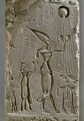 De koninklijke familie van Amenophis IV Akhnatonoffert een offer aan Aton