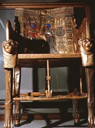 Troon van Toetanchamon, de koning zittend en de koningin die hem een vaas aanbiedt, uit het graf van Toetanchamon in de Vallei der Koningen in Thebe, ca. 1361-52 v.Chr.