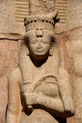 Oude Egyptische kunst (UNESCO Werelderfgoed): Voet van het kolossale standbeeld van Ramses II (1298-1234 v.Chr.) met zijn dochter en vrouw Bentanta (of Bent Anath of Bent Anath). Egypte, Karnak, oostelijke oever van de Nijl