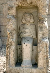 Oude Egyptische kunst: Laag reliëf van god Osiris in de binnenplaats van de tempel van Sethi I