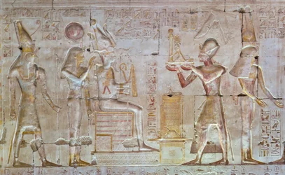Gekleurd reliëf, tempel van Seti I, Abydos, Egypte