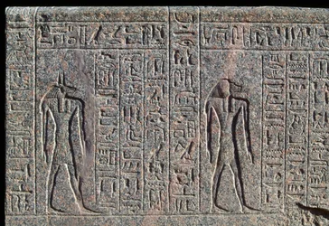 Afbeelding van Anubis, detail van inscriptie en reliëf van Anubis en een andere god, sarcofaag van Amenhotep, Memphis, Egypte, Nieuwe Koninkrijk, Dynastie XIX