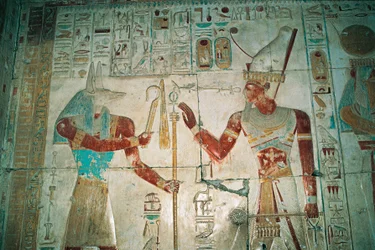 Egypte, Abydos, Tempel van farao Seti I, Osiris kapel. Detail, geschilderd reliëf, Nieuwe Koninkrijk, Dynastie XIX