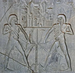 Egyptische oudheid: detail van de basis van het standbeeld van farao Ramses II (1292-1186 v.Chr.) dat de vereniging van Opper- en Neder-Egypte voorstelt. Tempel van Luxor. Oostelijke oever (Thebe), Egypte