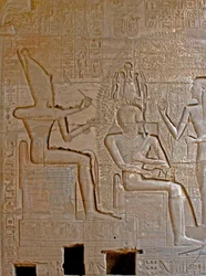 Egyptische oudheden: detail van de reliëfs die Ramses II kronen en gezegend door de godheid van Seshat Schrift, herdenkingstempel gewijd aan farao Ramses II