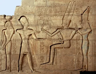 Egyptische oudheid: reliëf met farao Ramses II voor twee godheden van de Thebaanse triade, Amon en Mut; dodentempel gewijd aan farao Ramses II (1279-1213 v.Chr.), locatie van het Ramesseum in Luxor, Egypte.