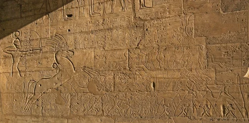 Egyptische oudheden: uitzicht op de reliëfs die de heldendaden van Ramses II tijdens de Slag bij Qadesh in 1274 v.Chr. vieren, funerair tempel gewijd aan farao Ramses II