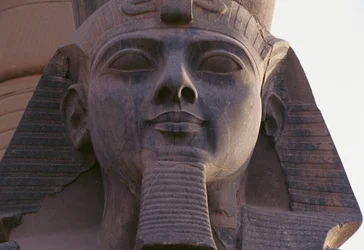 Gezicht van standbeeld van Ramses II zittend, Thebaanse Necropolis
