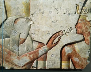Valkgod Horus en Ramses II tijdens de mondopeningsceremonie, bas-reliëf, van kleine tempel gebouwd door farao in Abydos.