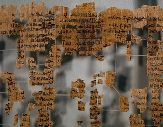 Fragmenten van Turijn Papyrus, ook bekend als Koningspapyrus of Koninklijke Canon Papyrus, ongeveer 41 x 170 cm, waarschijnlijk daterend uit het bewind van Ramses II uit Thebe, Egyptische beschaving, Nieuwe Rijk, Dynastie XIX