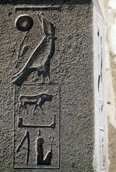 Hiëroglief met de naam van Horus, Grote Tempel van Amon, Tanis, Egypte, Nieuwe Rijk, Dynastie XIX
