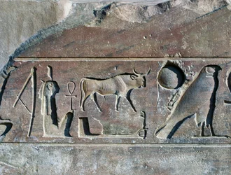 Hiërogliefen met naam van Ramses II, basis van obelisk, Tempel van Amon (UNESCO Werelderfgoedlijst)