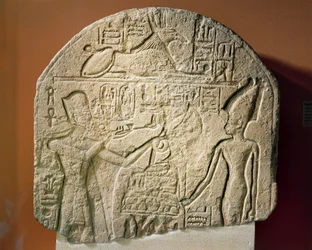 Kalkstenen stele die Ramses II toont die wierook en papyrus aanbiedt aan de godin Astarte