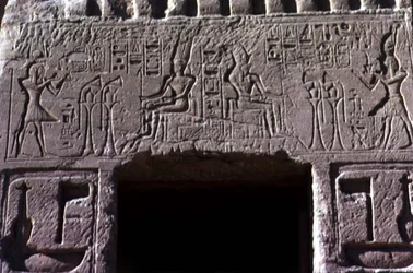 Latei boven de ingang van de Tempel van Koningin Nefertari, Nieuwe Koninkrijk, c.11250 v.Chr.