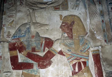 Geschilderd reliëf met farao en god Anubis, kapel van Osiris, Tempel van Seti I