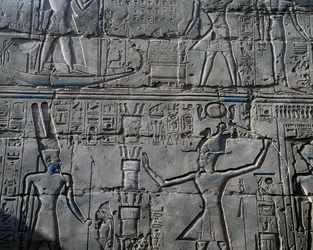 Koningin Hatsjepsoet voor God Amon, (detail), reliëf, binnenmuren van Grote Hypostyle Hal, Karnak tempelcomplex (Unesco Werelderfgoedlijst)