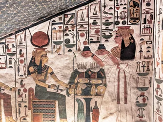 Koningin biedt rituele vazen aan