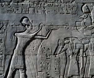 Ramesses II voor heilige boot, reliëf, binnenmuren van Grote Hypostyle Hal, Karnak tempelcomplex (Unesco Werelderfgoedlijst)