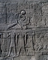 Ramesses II voor de heilige boot, reliëf, binnenmuren van de Grote Hypostyle Hal, Karnak tempelcomplex (Unesco Werelderfgoedlijst)