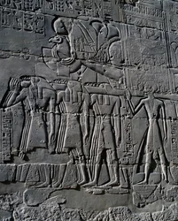 Ramesses II voor heilige boot, reliëf, binnenmuren van Grote Hypostyle Hal, Karnak tempelcomplex (Unesco Werelderfgoedlijst)