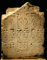 Achteraanzicht van een fragment van een standbeeld van Ramses II (1279-13) en partner, Nieuwe Koninkrijk (albast)