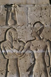 Reliëf met farao en god Horus, portiek van de tempel van Seti I