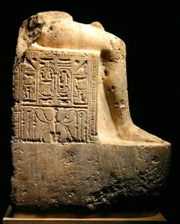 Zijaanzicht van een fragment van een standbeeld van Ramses II (1279-13) en partner, Nieuwe Koninkrijk (albast)