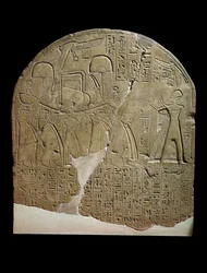 Stèle gewijd aan Isis door de opzichter van de werken in de tempels van Ramses II in Koptos, die de koning toont die wierook aanbiedt aan de heilige boot van Isis, gedragen door priesters
