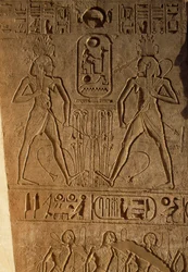 Vereniging van Opper- en Neder-Egypte en cartouche van farao, reliëf op basis van tronen, Tempel van Ramses II, Abu Simbel, Egypte, Nieuwe Rijk, Dynastie XIX