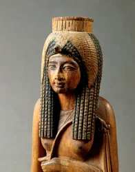 Houten standbeeld van Ahmes Nefertari, vrouw van Amenhotep I, uit Deir el-Medina, detail, de buste, Nieuwe Koninkrijk, Dynastie XIX