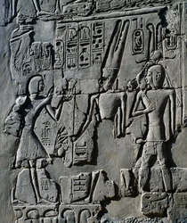 Jonge Ramses II voor God Amon, detail (interieur muren van Grote Hypostyle Hal, Karnak tempelcomplex)