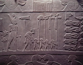 De Narmer-palet: ceremoniële palet met koning Narmer, met de rode kroon van Beneden-Egypte, die gebonden en onthoofde gevangenen inspecteert, gevonden in Hieraconpolis, Vroeg-dynastieke Periode, ca. 3000 v.Chr.