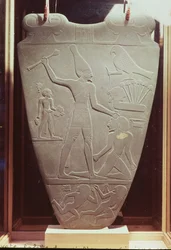 De Narmer-palet: ceremoniële palet met koning Narmer, met de witte kroon van Boven-Egypte, die een gevangene slaat, gevonden in Hieraconpolis, Vroeg-dynastieke Periode, ca. 3000 v.Chr.