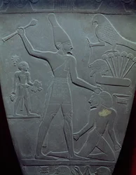 Het Narmer-palet: ceremonieel palet dat koning Narmer afbeeldt, met de witte kroon van Opper-Egypte, een gevangene slaand, gevonden in Hieraconpolis, Vroeg-dynastieke Periode, ca. 3000 v.Chr.