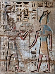 Farao brengt offers aan de god Horus (detail)