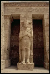 Een van de staande figuren van Ramses III (c.1184-1153 v.Chr.) als de god Osiris, oostzijde van de eerste hof of, de Hal van Verschijningen, van de Dodentempel van Ramses III, Nieuwe Koninkrijk, c.1185-10