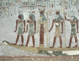 Reliëf met Khnum in een begrafenisbark die door de onderwereld vaart, uit het graf van Ramses III